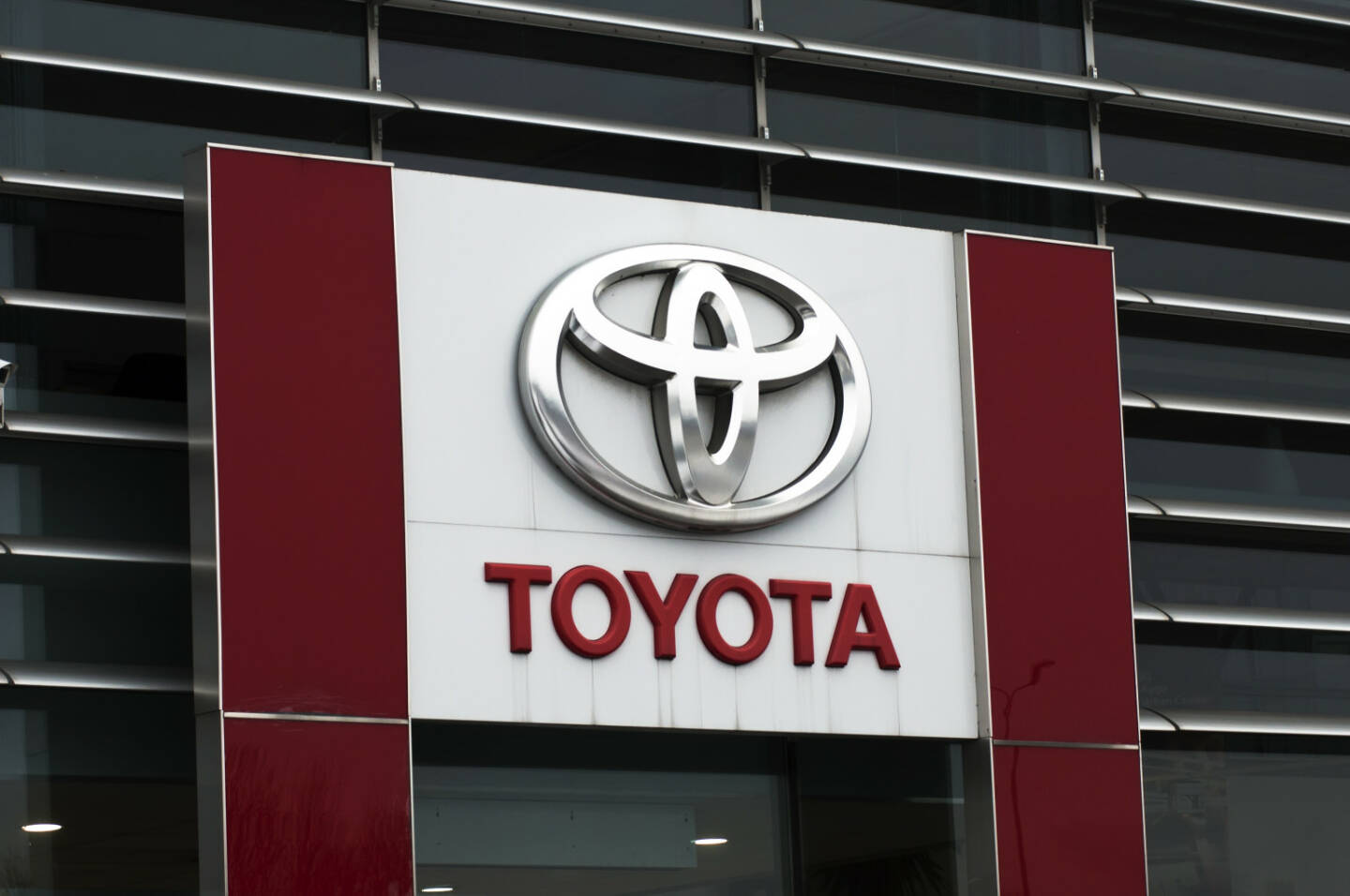 Toyota, Logo <a href=http://www.shutterstock.com/gallery-166267p1.html?cr=00&pl=edit-00>Vytautas Kielaitis</a> / <a href=http://www.shutterstock.com/editorial?cr=00&pl=edit-00>Shutterstock.com</a>