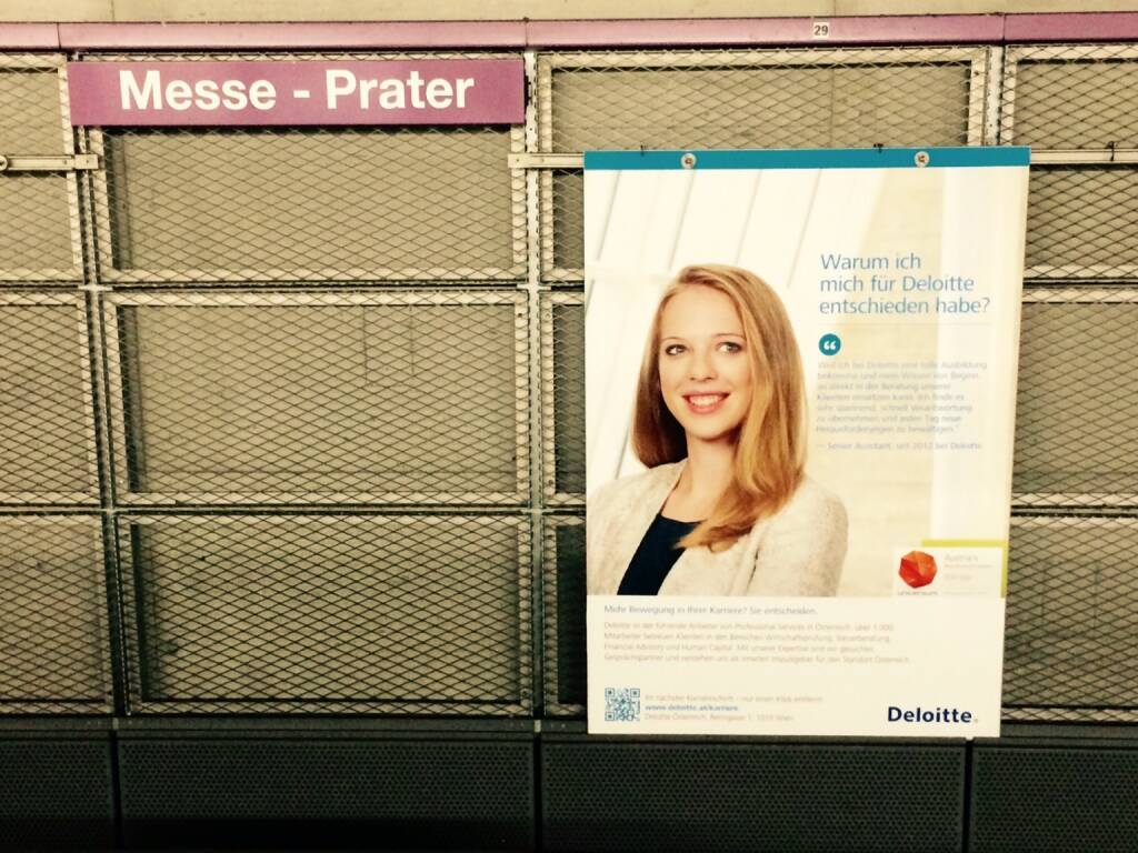 Photaq Fotografin Martina Draper trifft auf ihr Werk, siehe: http://martina-draper.at/2015/01/15/ich_hange_in_der_u-bahn#bild_35361
 (15.01.2015) 