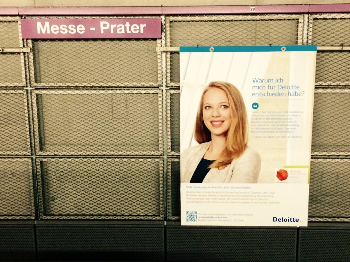 Photaq Fotografin Martina Draper trifft auf ihr Werk, siehe: http://martina-draper.at/2015/01/15/ich_hange_in_der_u-bahn#bild_35361
