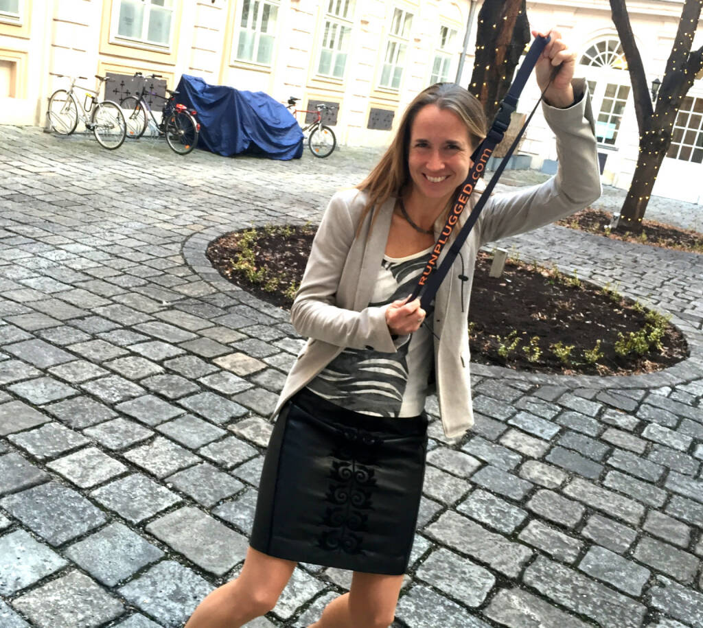 Martina Beran, Zertifikate Forum Austria, mit dem Runplugged-Laufgurt (15.01.2015) 