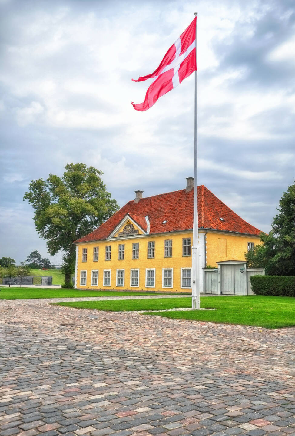 The Commander's House, Dänische Flagge (Dannebrog) in Kastellet, Kopenhagen, Dänemark, http://www.shutterstock.com/pic-244528756/stock-photo-the-commander-s-house-with-danish-flag-dannebrog-in-kastellet-copenhagen-denmark.html