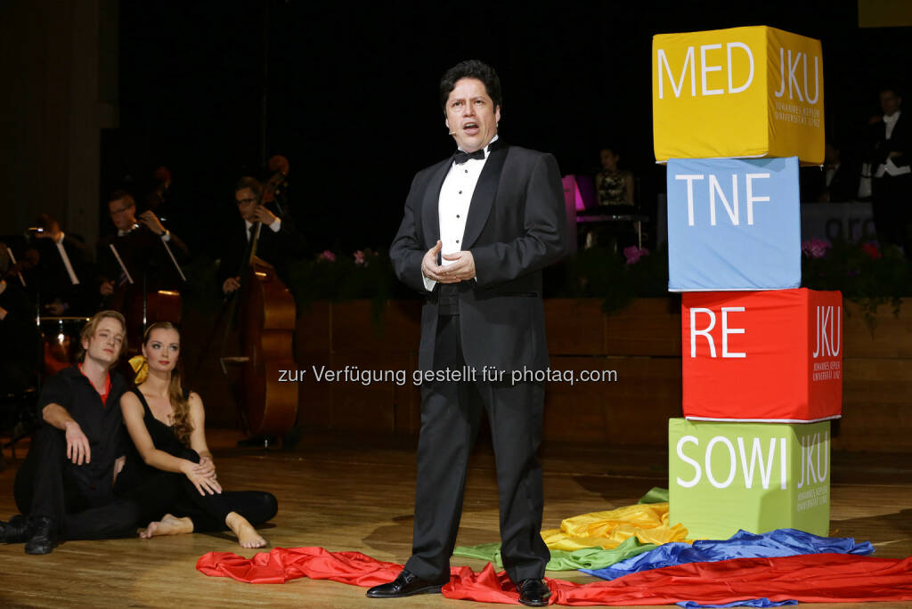 Tenor Pedro Velázquez Díaz mit TänzerInnen, © JKU Linz (17.01.2015) 