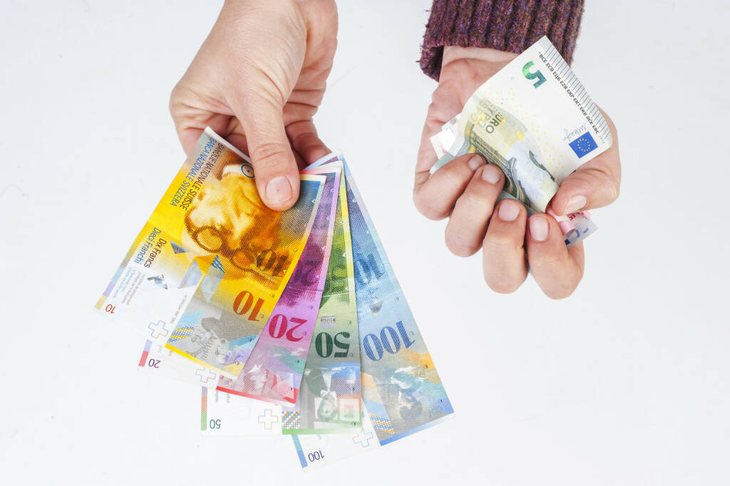Franken, Euro, EUR/CHF, zerknüllte Euro http://www.shutterstock.com/de/pic-244638901/stock-photo-female-hand-holding-banknotes-swiss-franc-and-the-second-crumpled-euro-banknotes.html, © www.shutterstock.com (18.01.2015) 