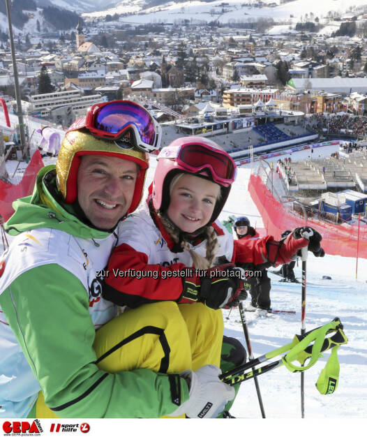 Hans Knauss mit Tochter Nella. Foto: GEPA pictures/ Hans Simonlehner, © GEPA/Sporthilfe (10.02.2013) 