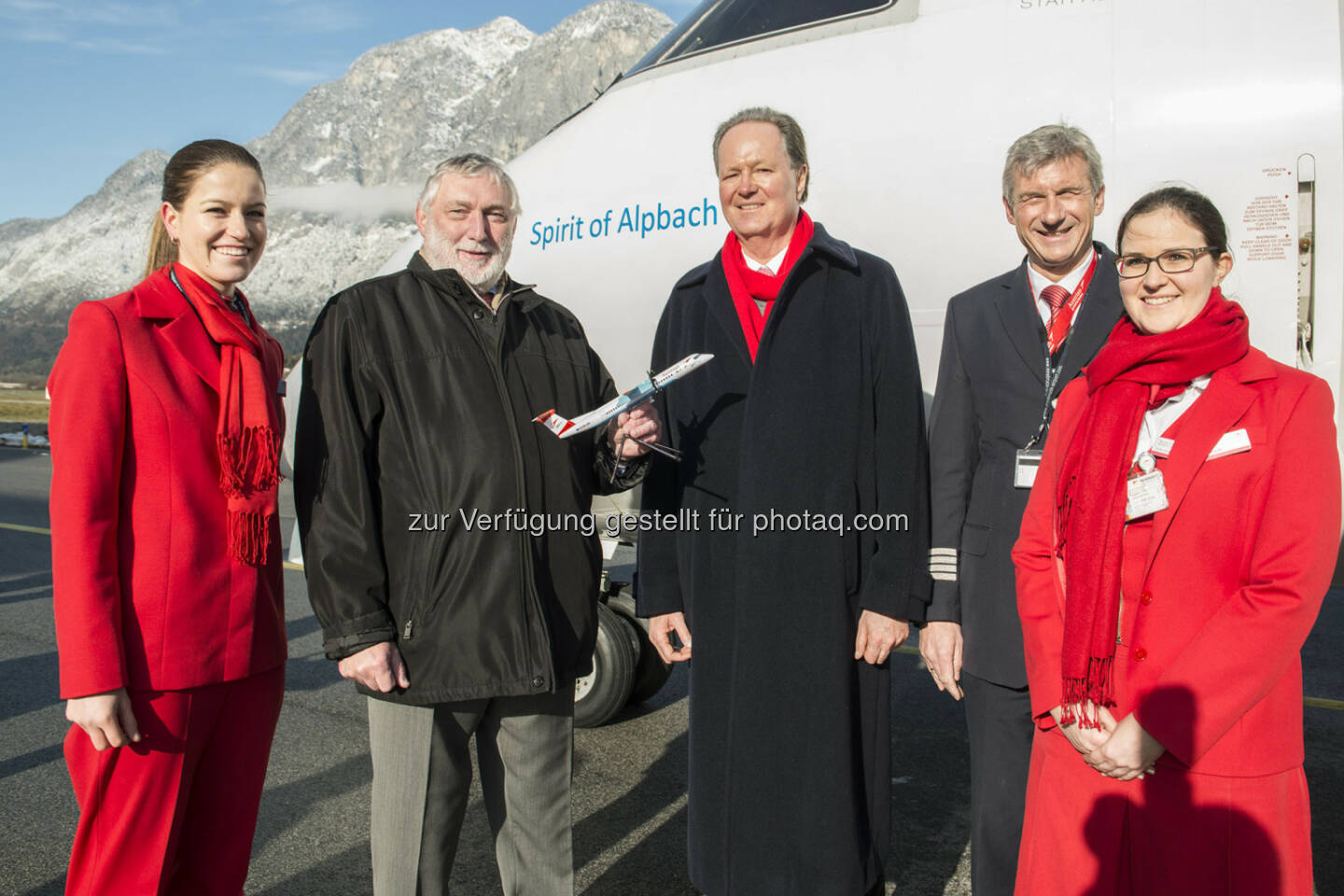 Franz Fischler, Präsident des Europäischen Forums Alpbach, und Jaan Albrecht, CEO von Austrian Airlines, tauften am Montag am Flughafen Innsbruck eine Turboprop Maschine des Typs Dash 8-400 auf den Namen Spirit of Alpbach.