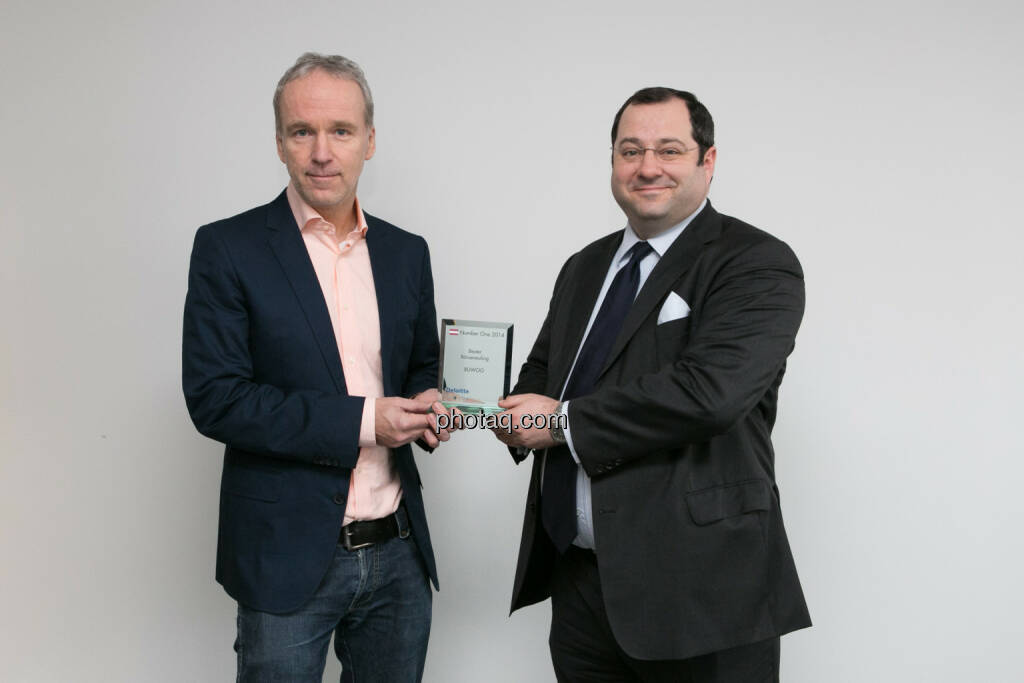 Daniel Riedl (CEO Buwog) bekommt den Number One Award für den Börseneuling des Jahres 2014 von Christian Drastil überreicht. Bericht hier: http://www.christian-drastil.com/blog/2015/01/19/buwog_sieht_unseren_number_one_award_als_auftrag_fur_2015
, © photaq/Martina Draper (19.01.2015) 