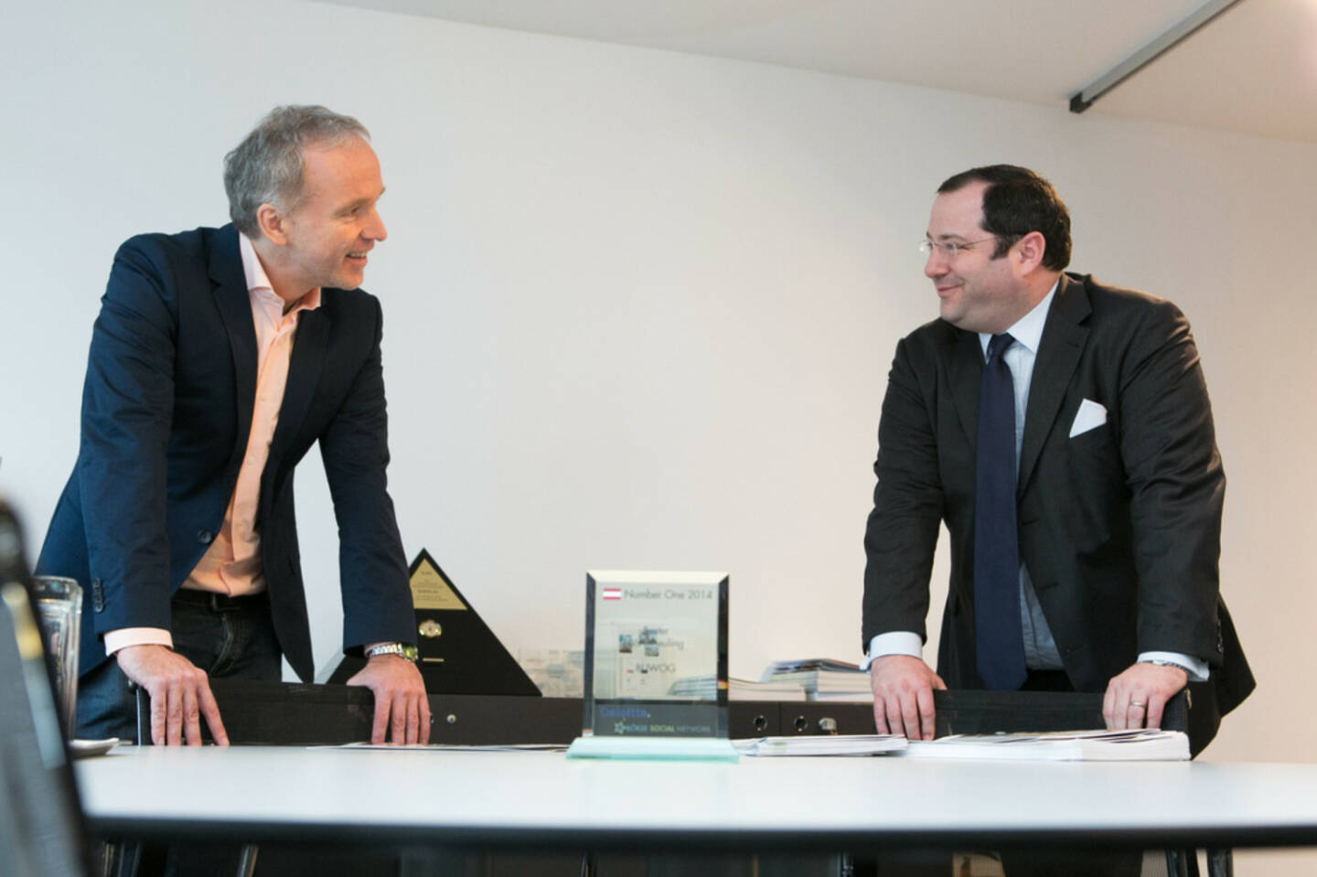Christian Drastil übergibt im Namen von Deloitte und BSN den Number One Award für den Börseneuling des Jahres 2014 an Buwog-CEO Daniel Riedl  - mehr zu den Awards unter http://photaq.com/page/index/1685