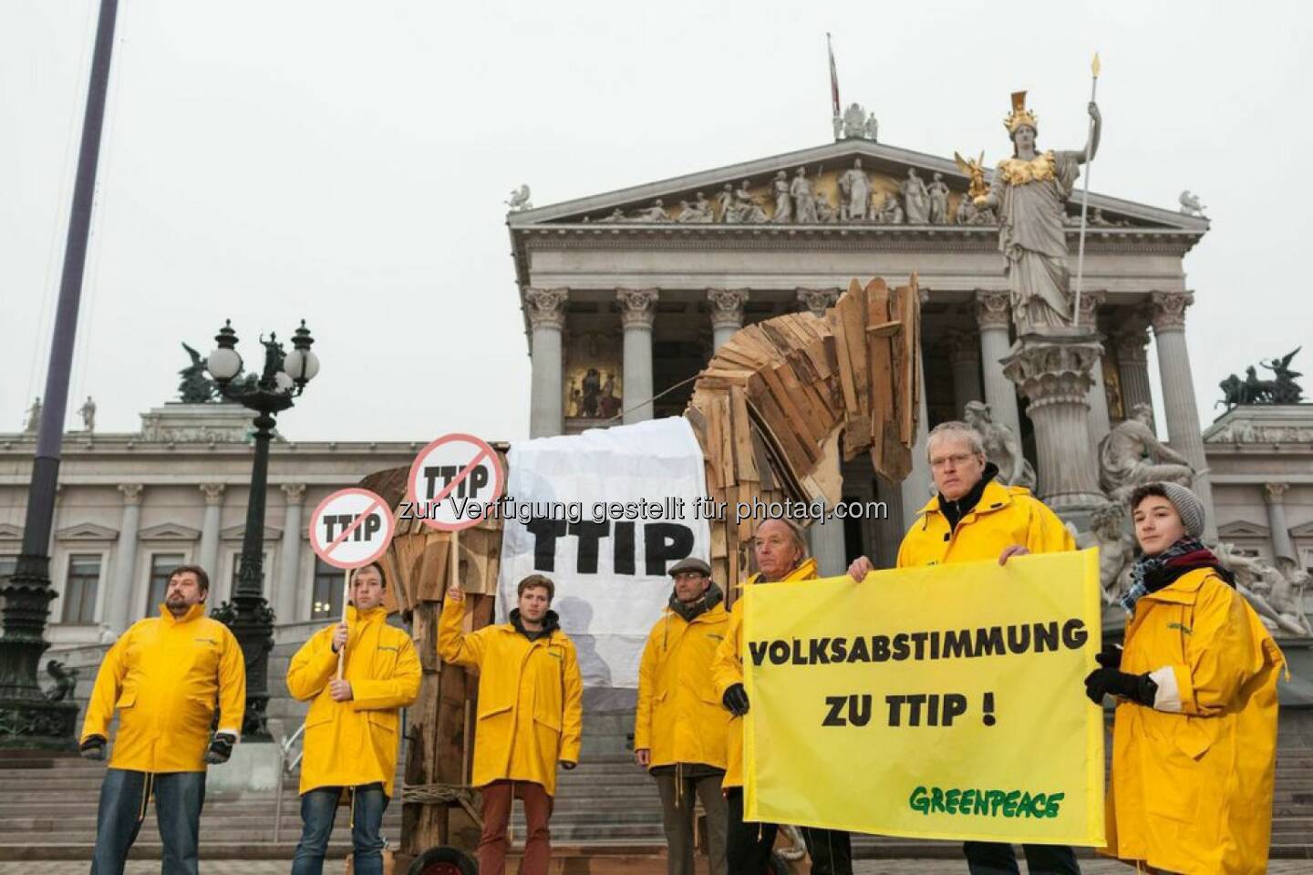 Anlässlich des heutigen Besuchs von EU-Kommissarin Cecilia Malmström bekräftigt die Umweltorganisation Greenpeace die Kritik an den geplanten Handelsabkommen zwischen der EU und den USA (TTIP), Kanada (CETA) und Singapur (EUSFTA). Mit einem vier Meter hohen hölzernen Trojanischen Pferd protestieren die Umweltschützer vor dem Parlament und fordern eine Volksabstimmung zu umstrittenen Handelsabkommen wie TTIP und CETA in Österreich.