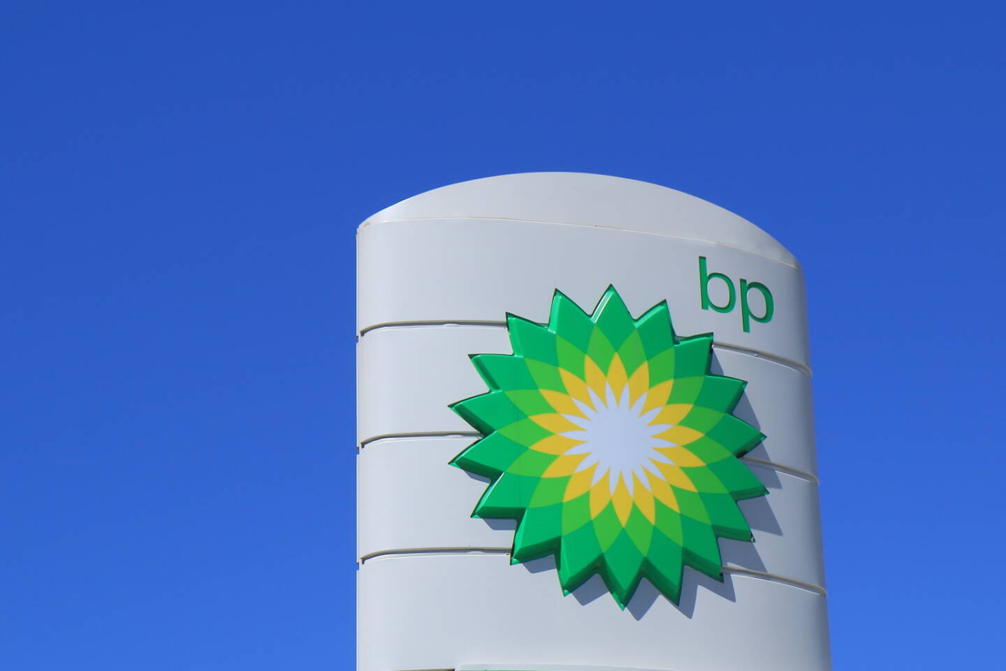 BP, British Petrol, Logo, Tankstelle <a href=http://www.shutterstock.com/gallery-1778405p1.html?cr=00&pl=edit-00>TK Kurikawa</a> / <a href=http://www.shutterstock.com/editorial?cr=00&pl=edit-00>Shutterstock.com</a>