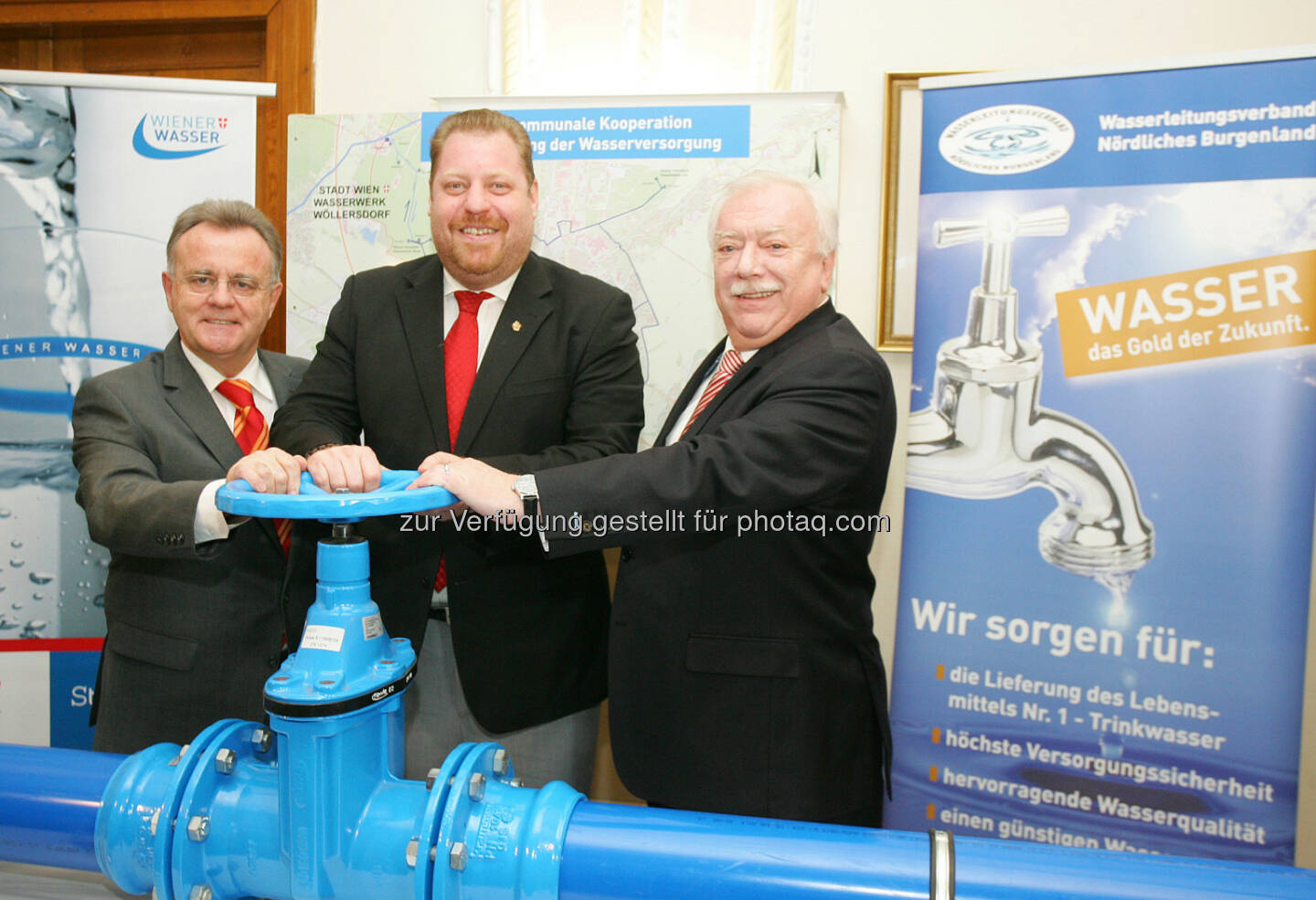 Landeshauptmann Hans Niessl (Burgenland) , Bürgermeister Bernhard Müller (Wiener Neustadt) und Bürgermeister Michael Häupl (Wien) unterzeichnen Kooperationsvertrag zur Wasserversorgung (Bild: Wasserleitungsverband Nördl. Burgenland/APA-Fotoservice/Hautzinger)