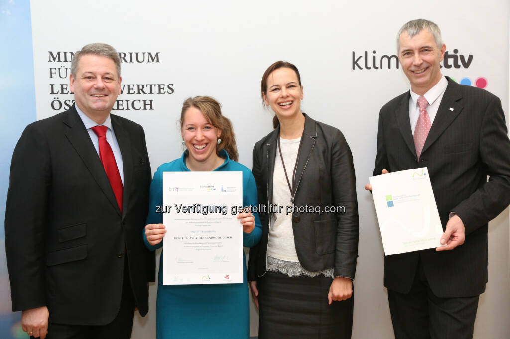 Umweltminister Andrä Rupprechter und Jugendministerin Sophie Karmasin zeichnen Jugendmobil-Coaches aus ganz Österreich aus - Jugendliche sind Vorbild für klimafreundliche Mobilität (Bild: BMLFUW/APA-Fotoservice/Schedl), © Aussendung (20.01.2015) 