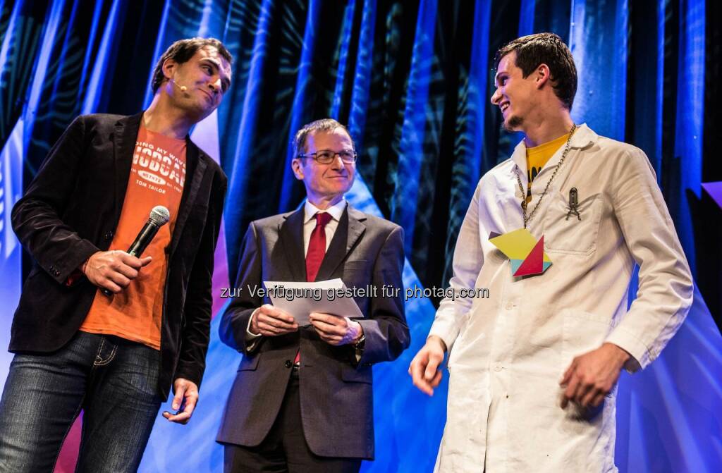 Science Slam-Veranstalter Bernhard Weingartner, Prof. Johann Bacher (Dekan der Sozial- und Wirtschaftswissenschaftlichen Fakultät der JKU) und Markus Nadlinger (Sieger des 1. Science Slam Linz): Gestern Dienstag, 20. Jänner 2015, fand der „1. Science Slam Linz“ im Posthof Linz statt, bei dem sechs Wissenschaftler in lockerer Atmosphäre ihre Forschungsarbeiten in maximal sechs Minuten pointiert und frech präsentierten. Die Johannes Kepler Universität (JKU) Linz unterstützte den Science Slam nicht nur als Partner, sondern es machten gleich fünf JKU-Forscher mit., © Aussender (21.01.2015) 