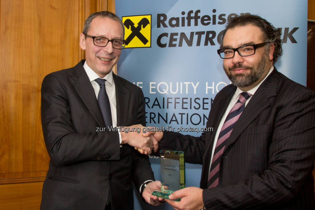 Willi Celeda (RCB), Dominik Damm (Deloitte). Siehe http://www.christian-drastil.com/2015/01/21/3x_number_one_award-ubergabe_rcb-ceo_sieht_viel_potenzial_im_wiener_aktienmarkt , © photaq/Martina Draper (21.01.2015) 