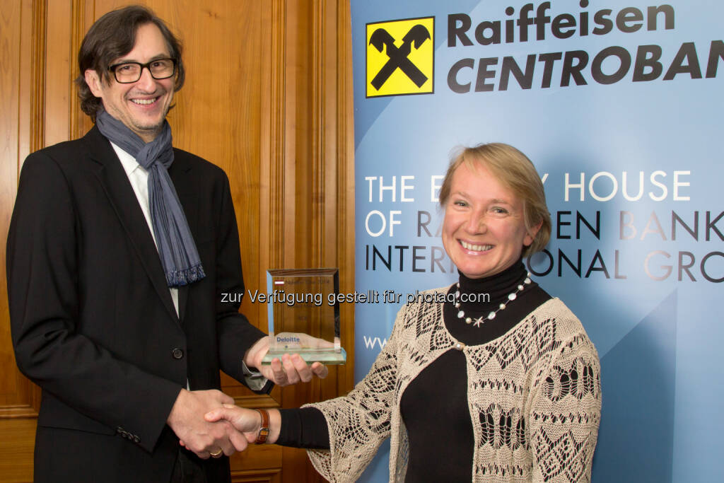 Josef Chladek (boerse-social.com), Heike Arbter (RCB). Siehe http://www.christian-drastil.com/2015/01/21/3x_number_one_award-ubergabe_rcb-ceo_sieht_viel_potenzial_im_wiener_aktienmarkt , © photaq/Martina Draper (21.01.2015) 