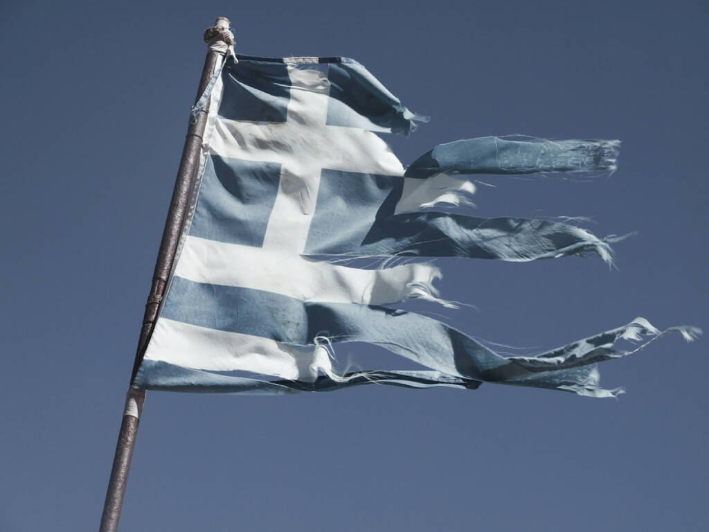 Griechenland, Fahne, zerfetzt, kaputt, ramponiert, schlecht, abwärts, http://www.shutterstock.com/de/pic-227438137/stock-photo-greek-torn-flag-fluttering-in-the-wind-posted-signs-on-a-rusty-pole.html, © shutterstock.com/eigene Bilder (26.01.2015) 