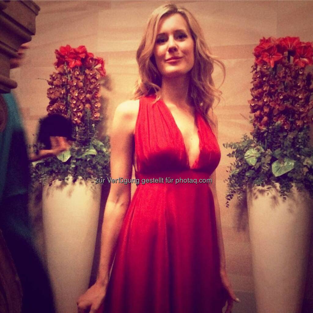 Claudia Gamon (Neos) mal in Rot statt Pink beim Techniker Cercle 2015, mehr unter http://photaq.com/search/gamon  (26.01.2015)