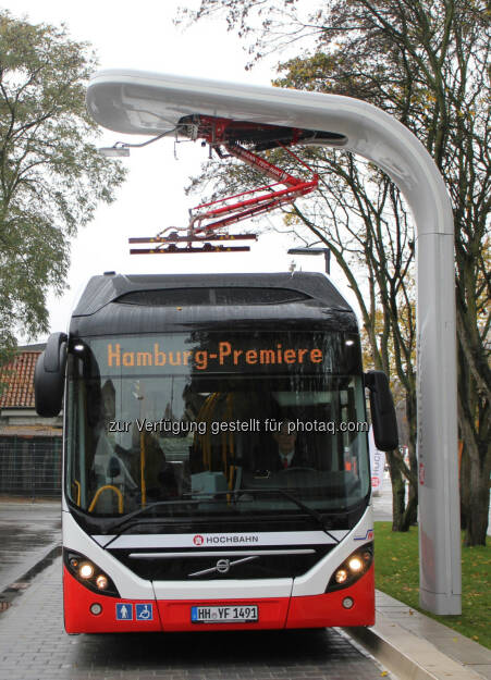 Die Hamburger Hochbahn AG präsentierte den neuen Elektro-Hybridbus für die Hamburger Innenstadt. Der neue Volvo-Bus verfügt über Plug-in-Technologie und wird von einem Siemens-Ladesystem mit Strom versorgt. Die Schnellladestationen sind die neueste Entwicklung von Siemens für Volvo Busse und Siemens kooperieren bei Elektrobussystemen: Hochleistungsladesysteme für Elektrobusse. Der Elektro-Hybridbus soll ab Dezember circa sieben Kilometer rein elektrisch und damit schadstofffrei auf der Innovationslinie 109 zwischen Alsterdorf und dem neu errichteten Elektrobus-Terminal durch Hamburg fahren.

, © Aussendung (29.01.2015) 