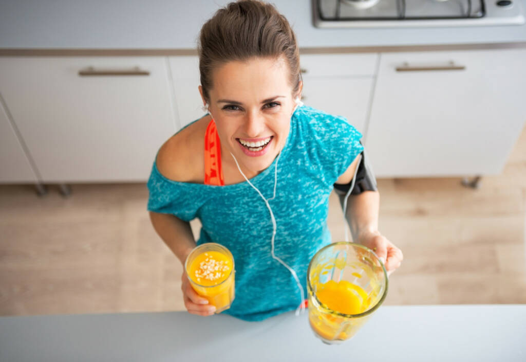Runplugged, plugged, Musik, hören, Kopfhörer, Smoothie, http://www.shutterstock.com/de/pic-247502278/stock-photo-portrait-of-happy-fitness-young-woman-with-pumpkin-smoothie-in-kitchen.html, © www.shutterstock.com (03.02.2015) 