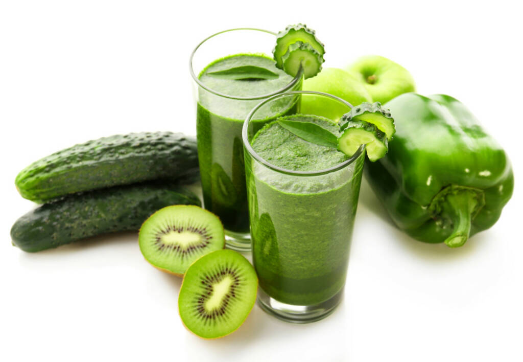 Smoothie, Getränk, trinken, Gesundheit, Gurke, Kiwi, grün, Paprika, http://www.shutterstock.com/de/pic-246679597/stock-photo-green-fresh-healthy-juice-with-fruits-and-vegetables-isolated-on-white-background.html, © www.shutterstock.com (03.02.2015) 