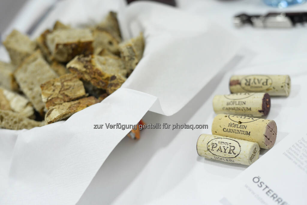 NZZ - Verkostung Spitzerberg-Weine, Weinkorken, Brot, Weinverkostung, © Daniel Shaked, NZZ.at (03.02.2015) 