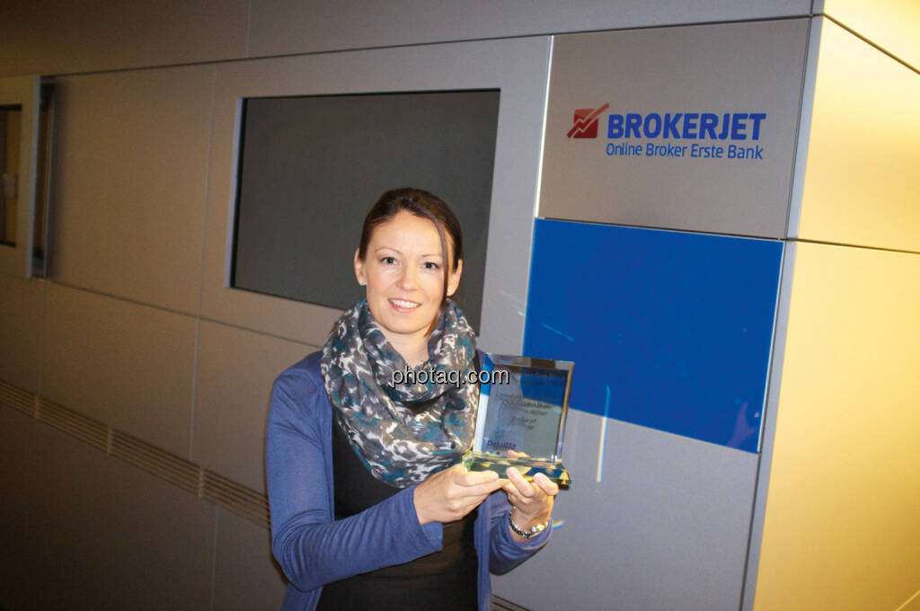 Brokerjet-Chefin Beatrix Schlaffer mit ihren Number One Award für den umsatzstärksten Broker bei Austro-Aktien. , © photaq/Martina Draper (03.02.2015) 