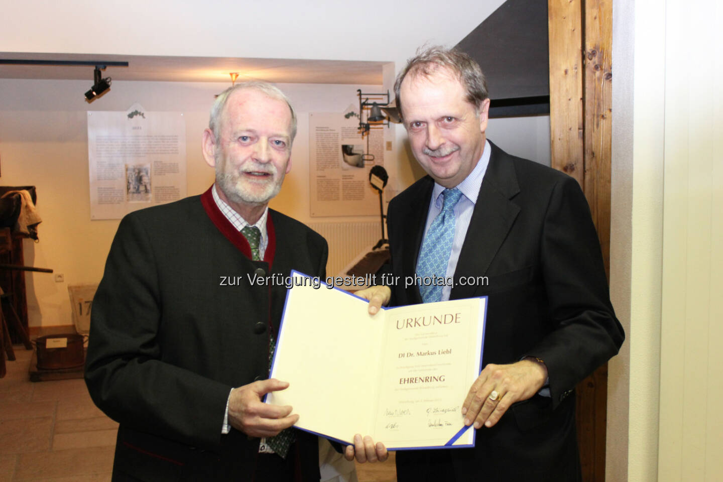 Brau Union Österreich Generaldirektor Markus Liebl (rechts) erhält Ehrenring der Stadtgemeinde Wieselburg von Bürgermeister Günther Leichtfried