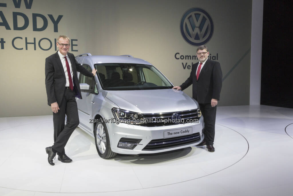 Der Vorstandsvorsitzende von Volkswagen Nutzfahrzeuge, Eckhard Scholz (links) und Entwicklungsvorstand Hans-Joachim Rothenpieler präsentieren in Poznan den neuen Volkswagen Caddy der VW Volkswagen Nutzfahrzeuge AG, © Aussendung (05.02.2015) 