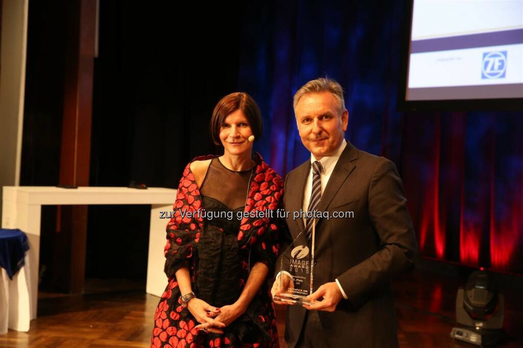 Birgit Bauer, Chefredakteurin VerkehrsRundschau, und Stefan Buchner, Leiter Mercedes-Benz Lkw, bei der Preisverleihung des Image Award 2015 in der Kategorie „Lkw“ der VerkehrsRundschau, © Aussendung (06.02.2015) 