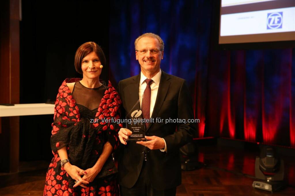 Birgit Bauer, Chefredakteurin VerkehrsRundschau, und Volker Mornhinweg, Leiter Mercedes-Benz Vans, bei der Preisverleihung des Image Award 2015 in der Kategorie „Transporter“ der VerkehrsRundschau
 , © Aussendung (06.02.2015) 