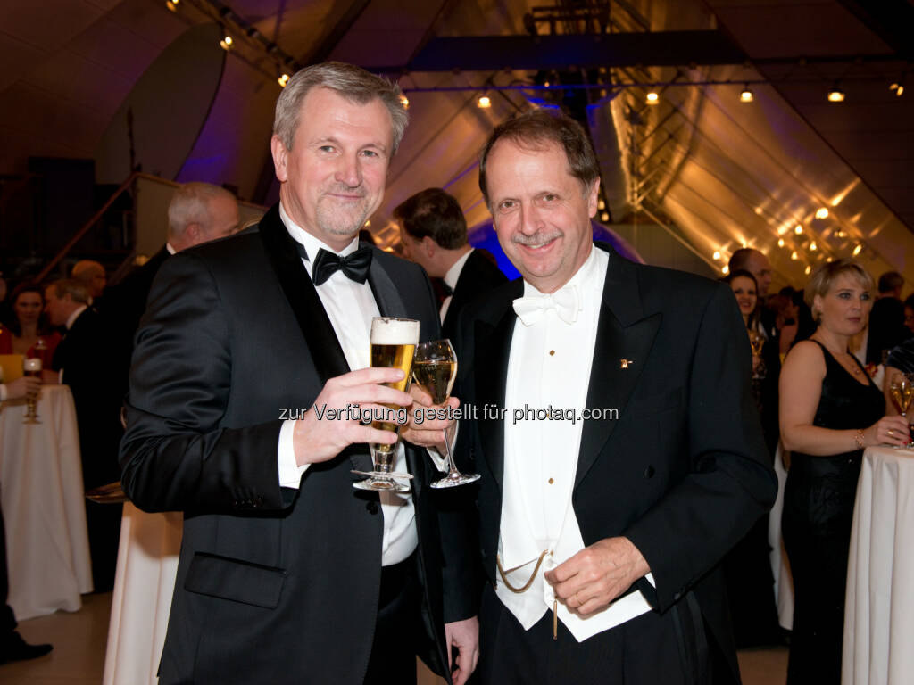 Brau Union Österreich Generaldirektor Markus Liebl und Geschäftsführer Walter Wallner von Schlumberger/Top Spirit: Brau Union Österreich AG: Bierige Erfrischung am 58. Ball der Wiener Kaffeesieder, © Aussender (09.02.2015) 