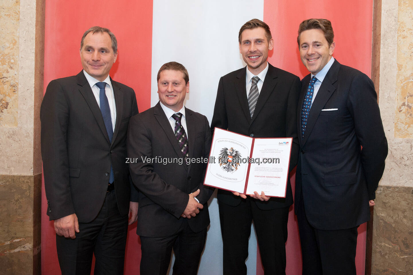 Staatssekretär Mahrer verlieh FACC im Namen des Bundesministeriums für Wissenschaft, Forschung und Wirtschaft die Auszeichnung „Staatlich ausgezeichneter Ausbildungsbetrieb“. Helmut Andexer (Vice President Human Resources, FACC, 1.v.l.), Otmar Schneebauer (Ausbilder Konstruktion, FACC, 2.v.l.) und Helmut Winkler (Ausbilder Kunststofftechnik und Metalltechnik, FACC, 3.v.l.) nahmen die Auszeichnung freudig entgegen. (Foto: HBF/Carina Karlovits)