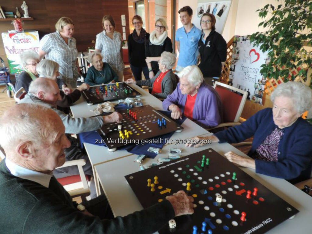 Die Bewohnerinnen und Bewohner des Bezirksaltenheims Gaspoltshofen wurden von FACC Lehrlingen mit „Mensch Ärgere Dich Nicht“-Spielen beschenkt. Zuvor wurden die Platten als Projektarbeit der Lehrlinge konstruiert und angefertigt. (Foto: FACC), © FACC (09.02.2015) 