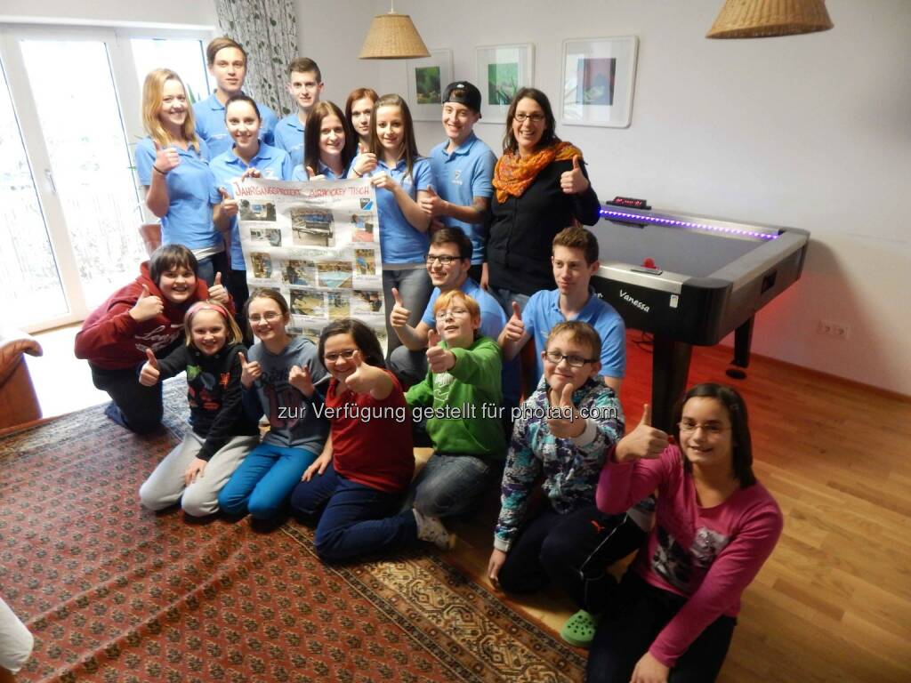 Die Kinder des Pro Juventute Hauses „Sonne“ mit dem FACC-Lehrlings-Projektteam bei der Übergabe des selbst entworfenen und gefertigten Airhockey-Tisches. (Foto: FACC), © FACC (09.02.2015)