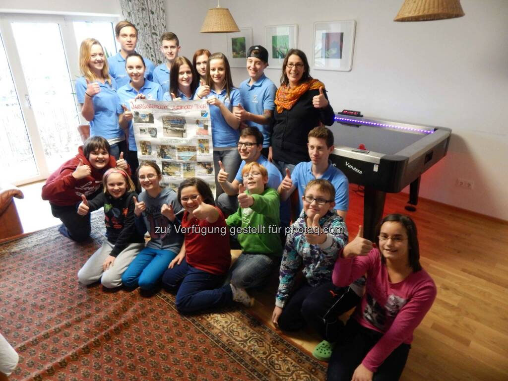 Die Kinder des Pro Juventute Hauses „Sonne“ mit dem FACC-Lehrlings-Projektteam bei der Übergabe des selbst entworfenen und gefertigten Airhockey-Tisches. (Foto: FACC), © FACC (09.02.2015) 