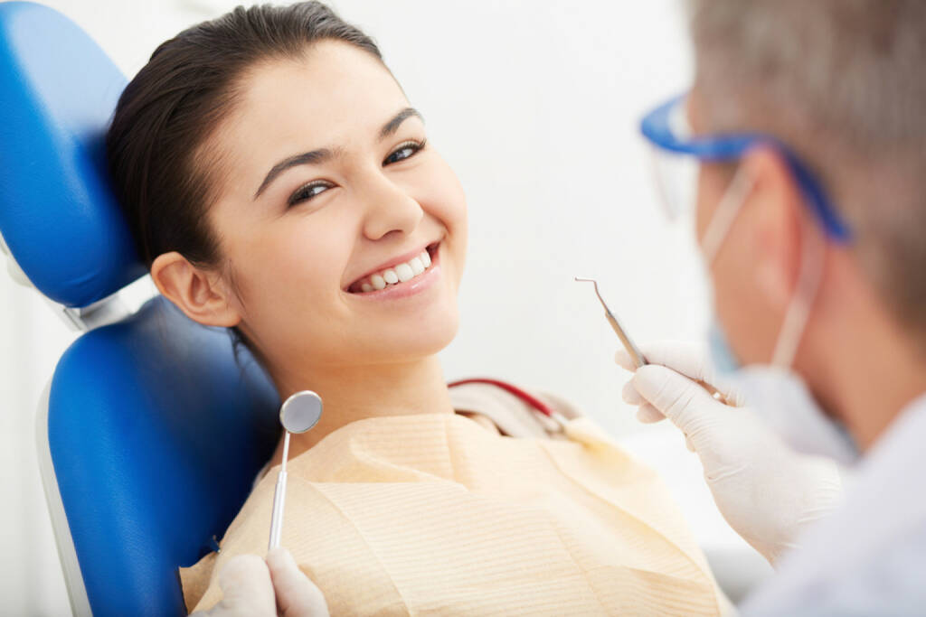 Zahnarzt, Arzt, http://www.shutterstock.com/de/pic-149625803/stock-photo-image-of-smiling-patient-looking-at-camera-at-the-dentist-s.html, © www.shutterstock.com (09.02.2015) 