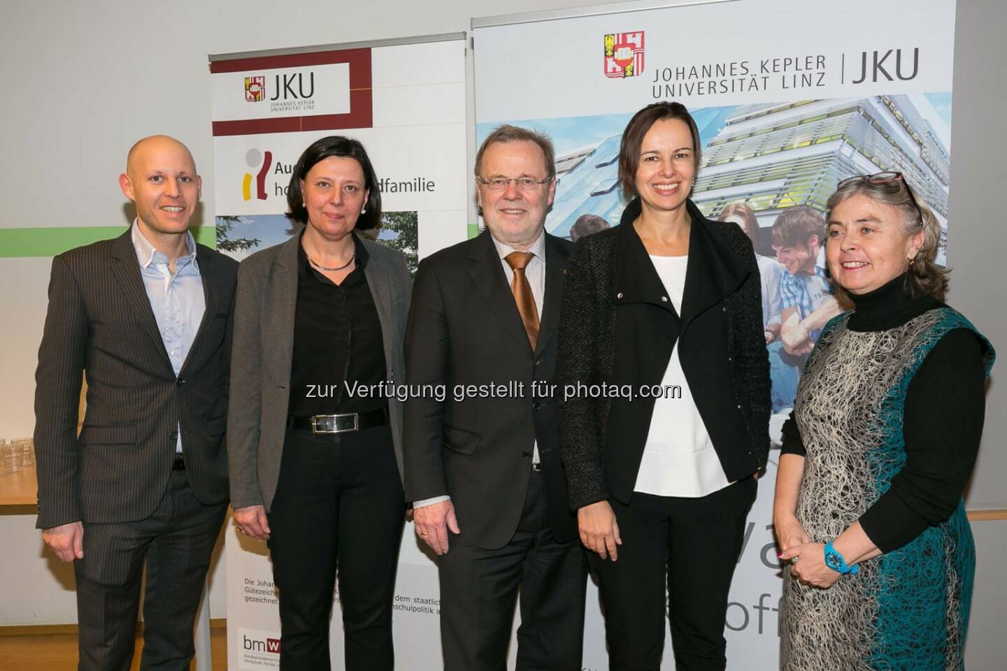 JKU-Operation Manager Alexander Freischlager, Vorsitzende des JKU-Arbeitskreises für Gleichbehandlungsfragen Andrea Bauernberger-Kiesl, JKU-Rektor Richard Hagelauer, Familienministerin Sophie Karmasin, Leiterin der Abteilung Gleichstellungspolitik Margit Waid: Sind Karriere bzw. Studium trotz Betreuungspflichten möglich? Die Johannes Kepler Universität (JKU) Linz setzt nachhaltige Maßnahmen zur Vereinbarkeit und bietet seit Jahren eine flexible Kinderbetreuung an. Im Herbst startet sogar eine eigene Betriebs-Krabbelstube.