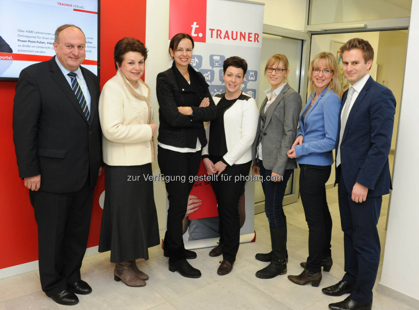 Bundesministerin Sophie Karmasin (3.v.l.) mit den Geschäftsführern Rudolf und Ingrid Trauner, den Mitarbeiterinnen Simone Humer und Claudia Bretbacher sowie der „nächsten Unternehmergeneration“ Sonja und Rudolf Trauner: Besuch im familienfreundlichen Trauner Verlag in Linz