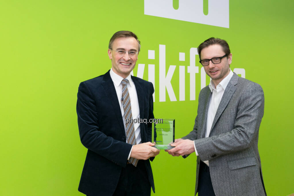 Josef Schuch, Deloitte, übergibt den Number One Award für Grösste Austro-Innovation in DACH-Aktienmärkten an Andreas Kern, CEO wikifolio, © photaq/Martina Draper (10.02.2015) 