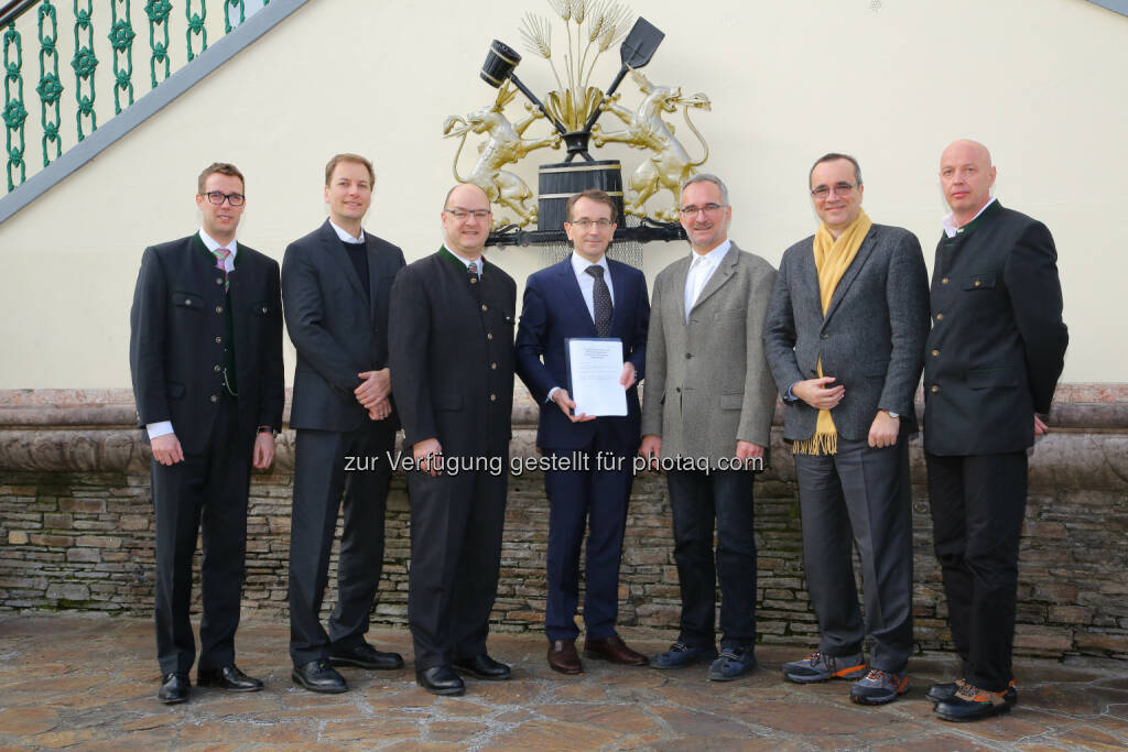 Thomas Maier (BDI), Magne Setnes (Brau Union Österreich), Edgar Ahn (BDI), Hermann Stockinger (BDI), Andreas Werner (Brau Union Österreich), Lorenzo Pomini (Heineken CEE), Harald Kaiser (Brau Union Österreich): Brau Union Österreich AG: Brau Union Österreich AG beauftragt BDI – BioEnergy International AG: die Brauerei Göss wird weltweit die erste „Grüne Großbrauerei“, © Aussendung (10.02.2015) 