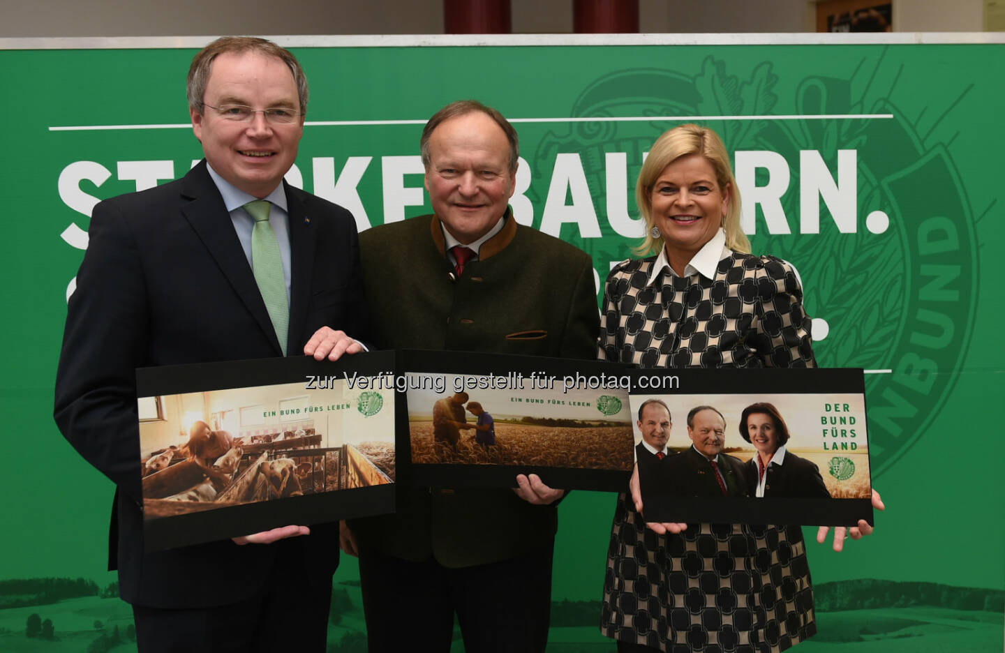 „Ein Bund fürs Land“: Agrar-Landesrat Stephan Pernkopf, NÖ Bauernbundobmann Hermann Schultes und Bauernbunddirektorin Klaudia Tanner mit Wahlsujets.: NÖ Bauernbund präsentiert Kandidaten und Programm für Landwirtschaftskammerwahl 2015