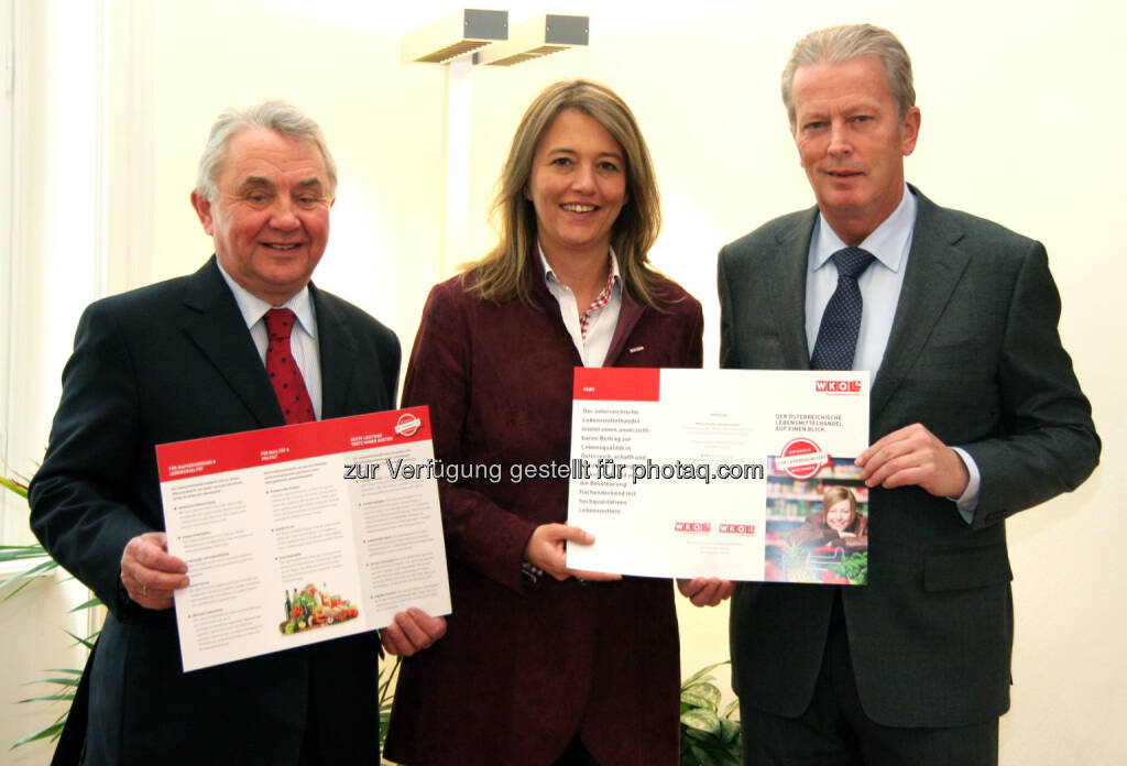 Lebensmittelhandelsobmann Julius Kiennast, Bundesspartenobfrau Bettina Lorentschitsch und Vizekanzler, Wirtschaftsminister Reinhold Mitterlehner: Wirtschaftskammer Österreich: Neuer Folder Der österreichische Lebensmittelhandel auf einen Blick präsentiert, © Aussender (12.02.2015) 