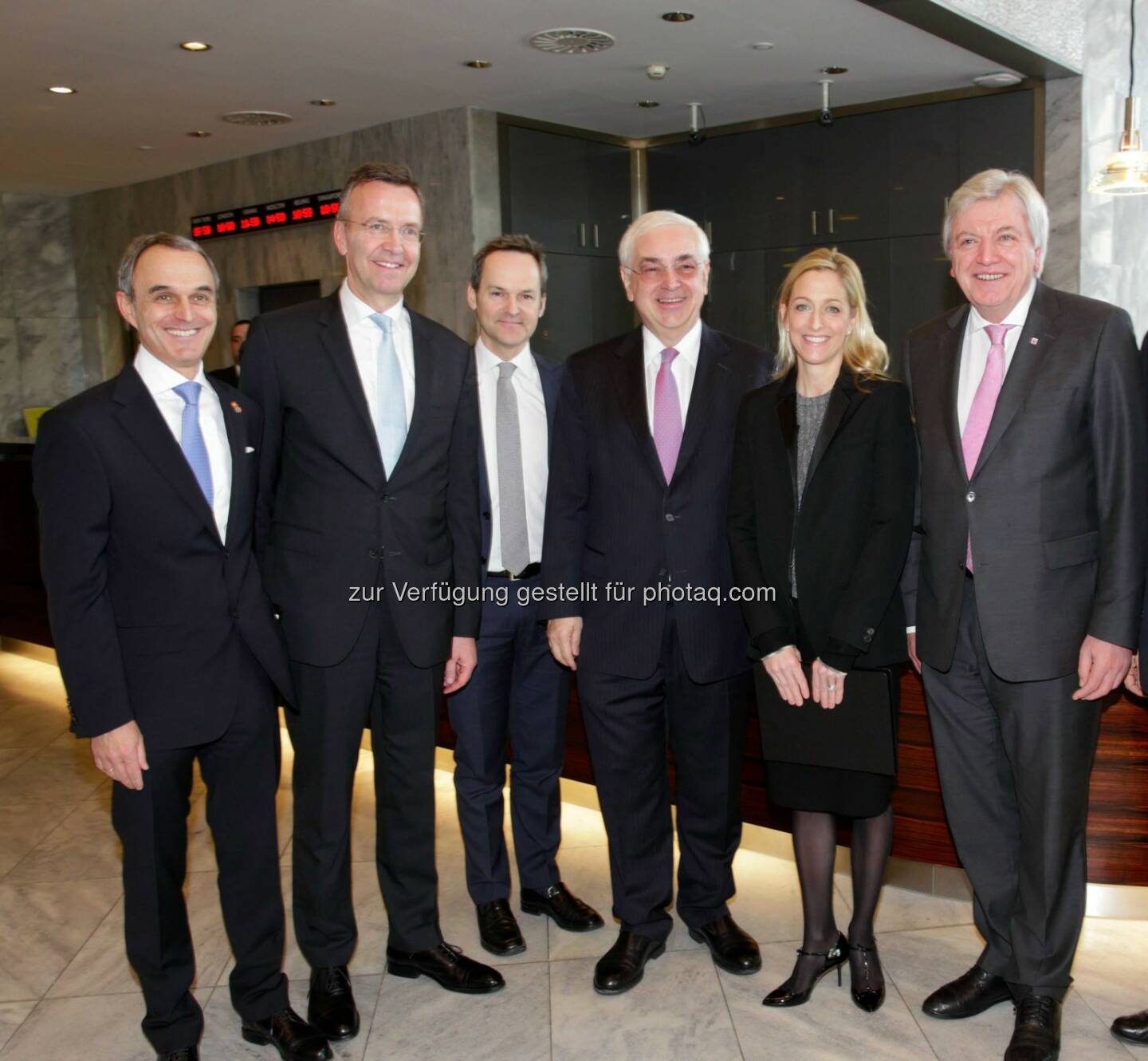 AmCham Austria-Präsident Norbert B. Lessing, BMW-Generalbevollmächtigter Maximilian Schöberl, Franz Schellhorn (Agenda Austria), Walter Rothensteiner (1. Vizepräs. der Deutschen Handelskammer), US-Botschafterin Alexa Wesner, Hessens Ministerpräsident Volker Bouffier: TTIP als historische Chance für den Mittelstand in der veränderten Weltwirtschaft. Transparenz und Aufklärung statt Populismus bei AmCham Austria-Diskussion gefordert.