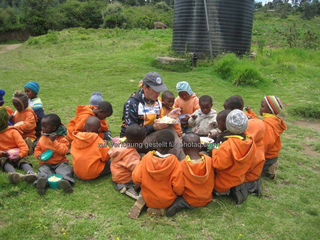 Thomas Kratky (Raiffeisen Informatik) im Waisenkindergarten in Kenia, Run2gether, © Thomas Kratky (13.02.2015) 