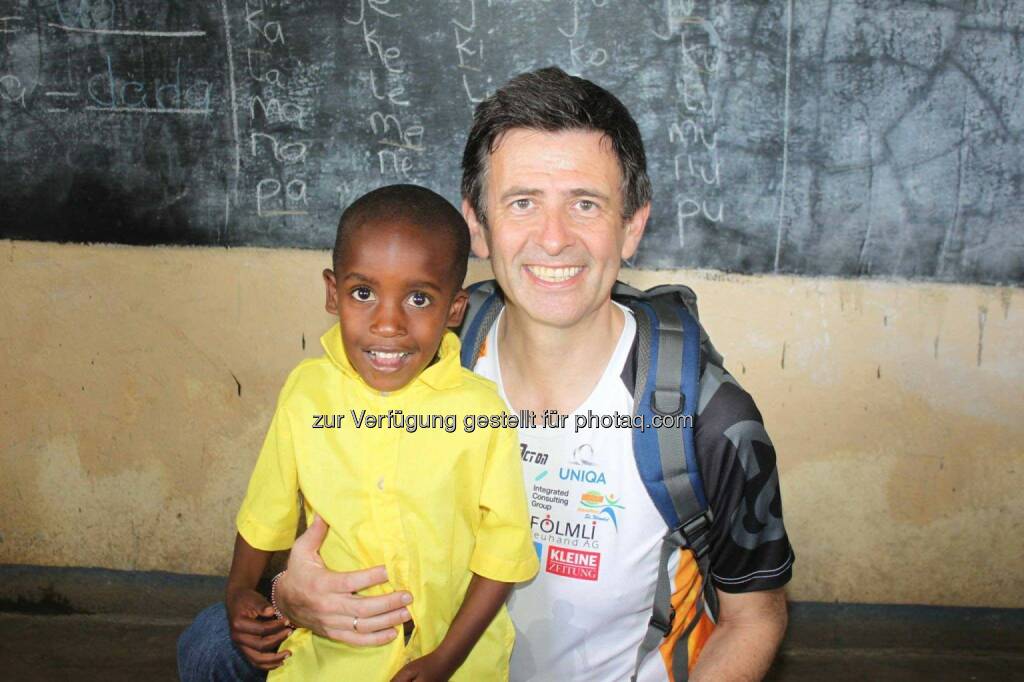Thomas Kratky (Raiffeisen Informatik) im Waisenkindergarten in Kenia, Run2gether, © Thomas Kratky (13.02.2015) 