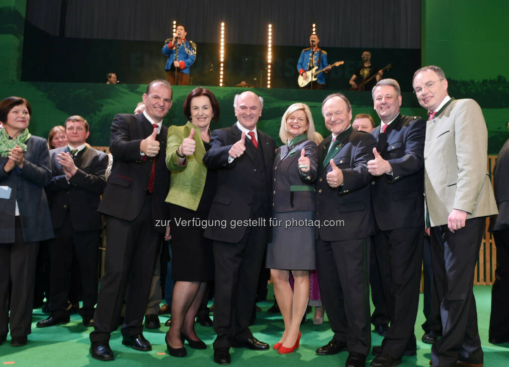 Die Kandidaten Otto Auer, Theresia Meier mit LH Erwin Pröll, Direktorin Klaudia Tanner, Spitzenkandidat Hermann Schultes, Minister Andrä Rupprechter und Agrar-Landesrat Stephan Pernkopf beim Wahlauftakt im VAZ: Bauernbund Niederösterreich (BBN): Zukunft der Bäuerinnen und Bauern gestalten (15.02.2015) 