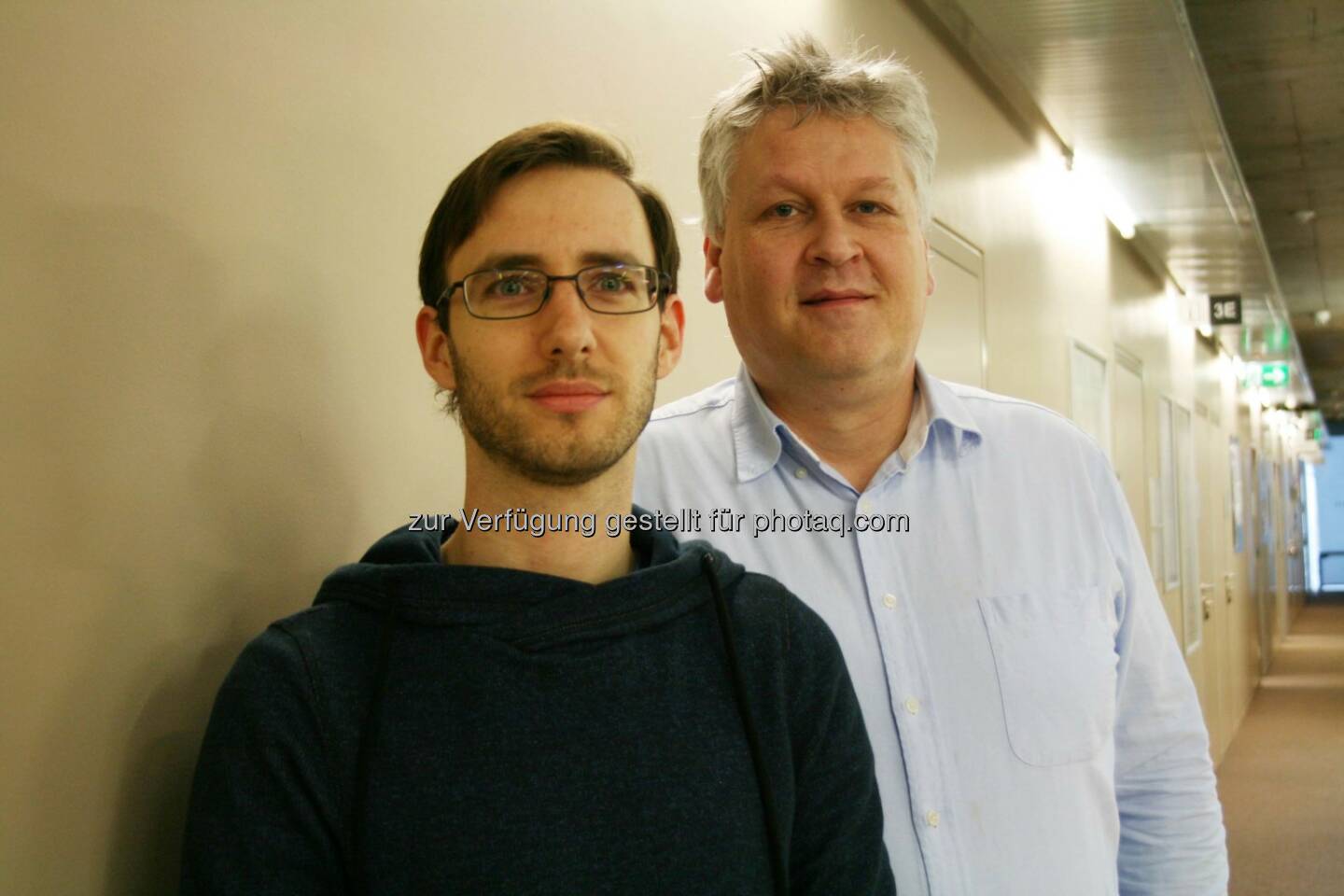 Prof. Thomas Unterthiner, Sepp Hochreiter, JKU Linz:  10.000 chemische Stoffe auf ihre potentielle Giftigkeit zu überprüfen – für Menschen eine unlösbare Aufgabe, für die Computer von Prof. Sepp Hochreiter und seinem Team vom Institut für Bioinformatik aber nicht mehr als eine Herausforderung. Mit ihrer „Deep Learning“-Methode lösten sie diese Aufgabe besser als jeder andere – und gewannen überlegen die „Tox21 Challenge“ der amerikanischen Gesundheitsbehörde (National Institute of Health – NIH).
 
