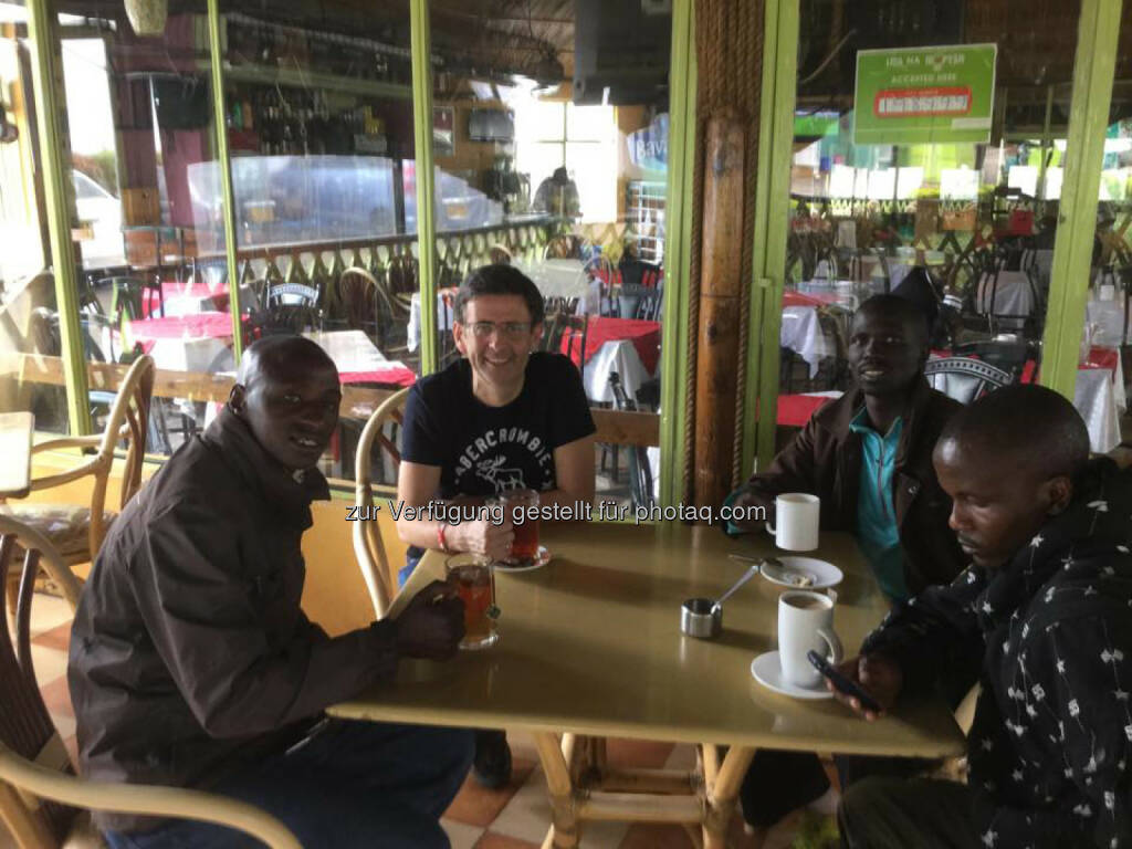 Thomas Kratky (Raiffeisen Informatik) mit Nahason Karuri, Isaac Kosgei und Julius Musyoka Makau von Run2gether in Kenia., © Thomas Kratky (18.02.2015) 