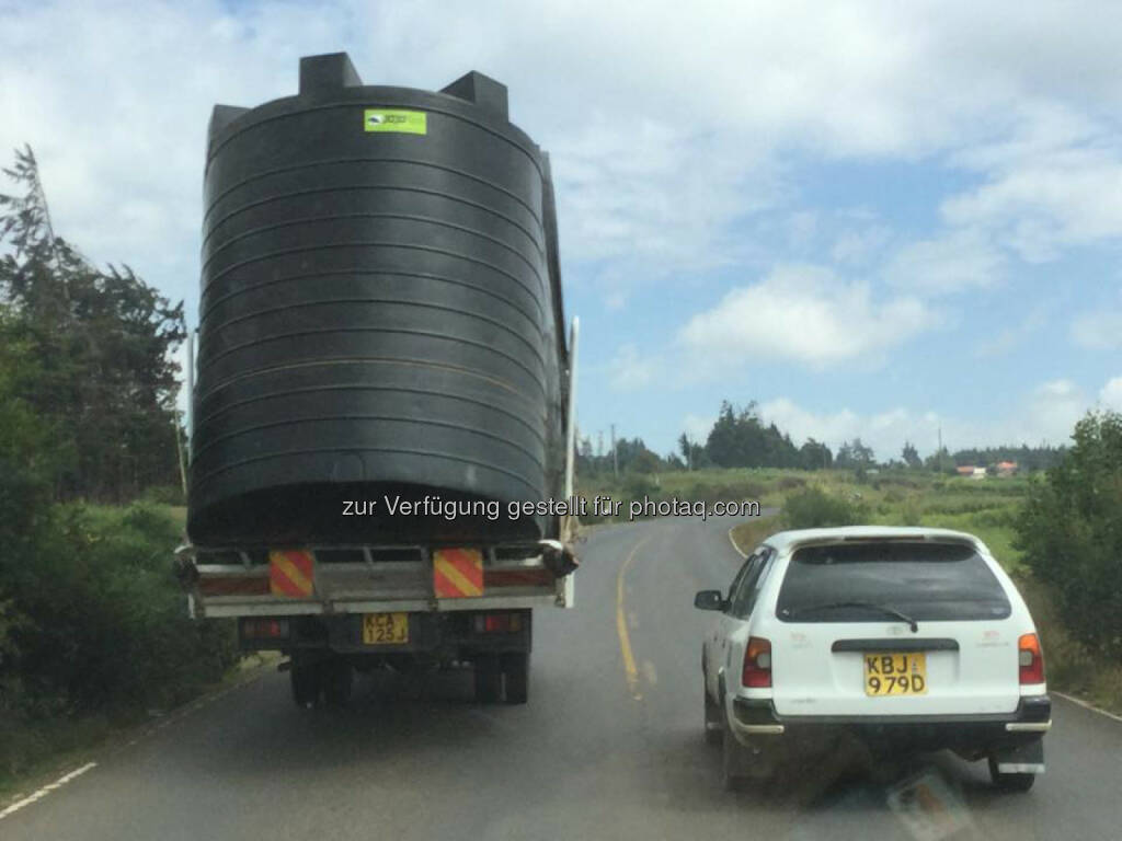 Kenia, Transport, schwer, überladen, Gewicht, gewichtig, überholen, © Thomas Kratky (18.02.2015)