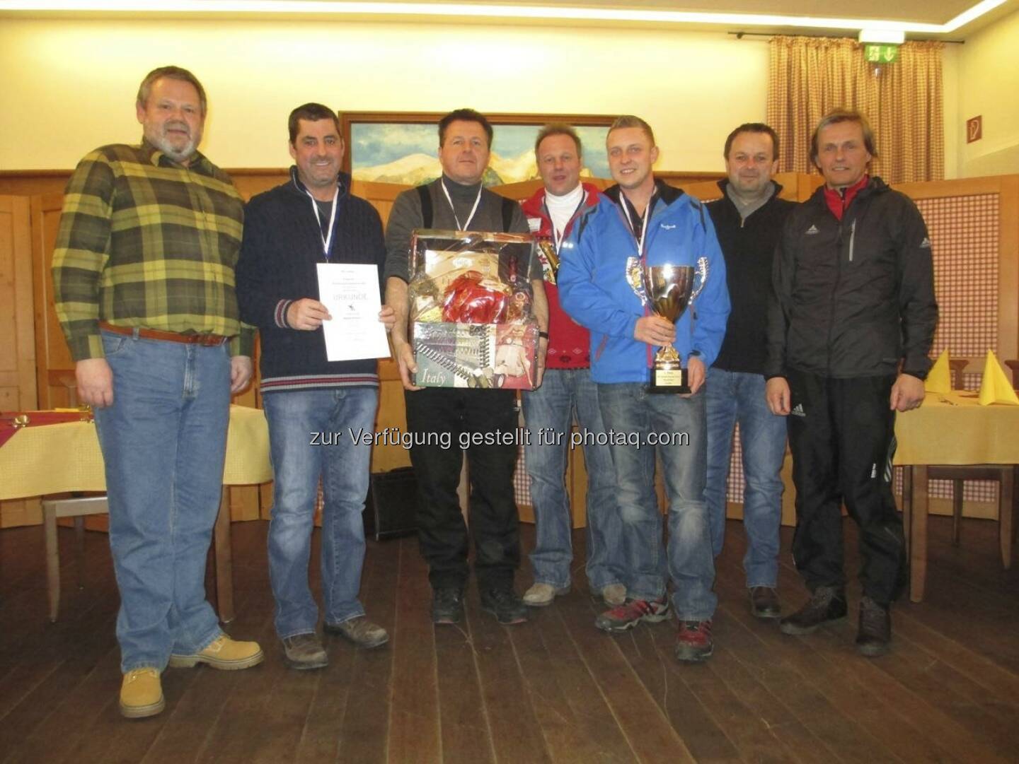 RHI-Konzernturnier im Eisschießen: 14 Teams aus unseren österreichischen Standorten fanden sich in der Leobener Eishalle ein, um sich im „Curling der Alpen“ zu messen. Glücklicher Sieger war das Team „Radenthein I“, gefolgt von „Breitenaus I“ und „Trieben II“, die sich auf den 2. beziehungsweise 3. Platz „schießen“ konnten! - mit freundlicher Genehmigung von https://www.facebook.com/pages/RHI-AG/133039406833055?fref=ts