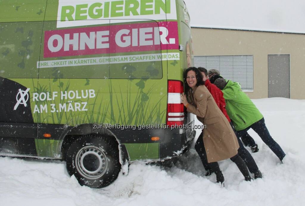 Eva Glawischnig hilft, den Tourbus von Rolf Holub anzuschieben - mit freundlicher Genehmigung von https://www.facebook.com/gruenekaernten (15.02.2013)